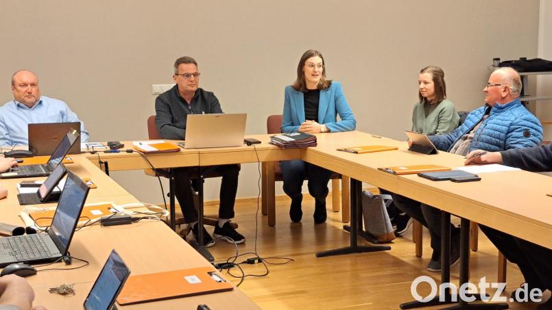 Die Managerin der Öko-Modellregion Naturparkland Oberpfälzer Wald, Katharina Haas (Dritte von links), stellte den Gemeinderäten das Konzept vor. Rechts im Bild Klara Röhrl. Bild: wel