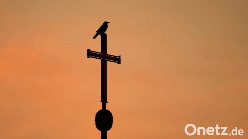 Die Zahlen der Kirchenmitglieder in Weiden sinken weiter. Bild: Julian Stratenschulte/dpa
