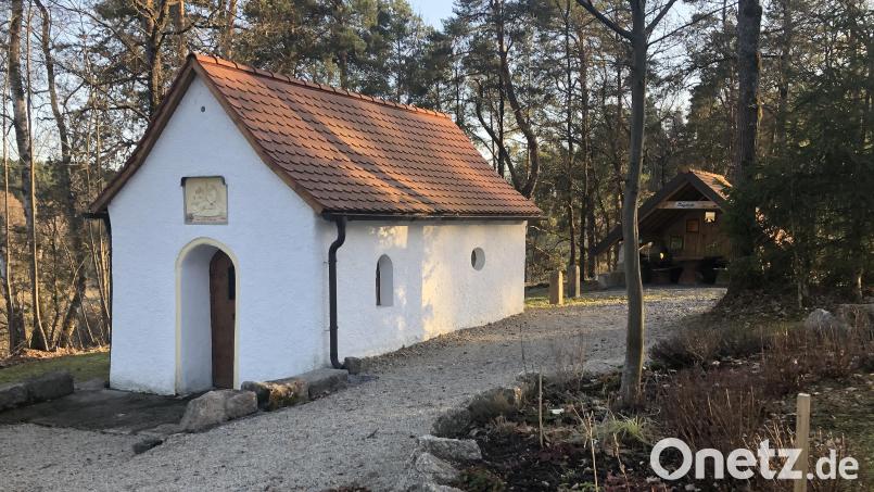Neben der Berghütte (hinten) soll die neue Picknick-Station Platz finden. Bild: wro