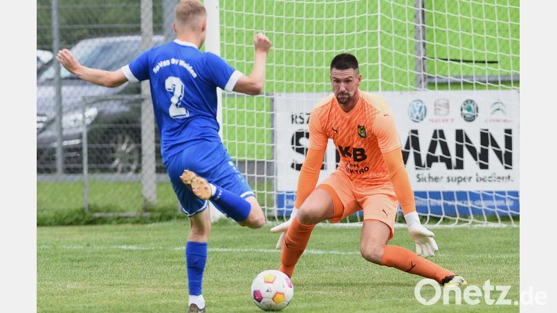 Das direkte Duell: Die SpVgg SV Weiden II um Johannes Rodler (blau) muss am Samstag zum direkten Duell beim FC Amberg mit Torhüter Marko Smodlaka ran. Bild: Gerhard Büttner