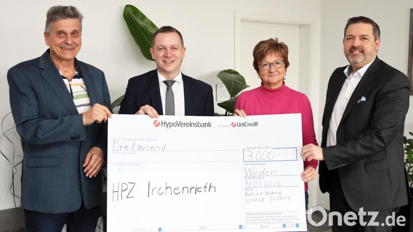 Max Hohlrüther (HPZ), Christian Wolf (Hypo-Vereinsbank), Brigitte Krause (HPZ) und Filialleiter Stefan Kallert (von links) freuen sich gemeinsam über die Spende der "Rolf und Hedwig Scheck-Stiftung“. Bild: Stephan Landgraf