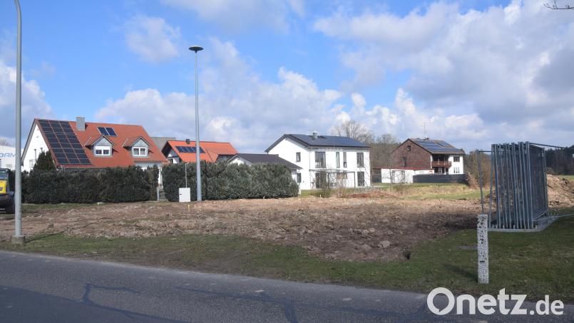 Das alte Feuerwehrhaus in Meerbodenreuth ist abgerissen und das Areal wird derzeit für den Neubau des Gerätehauses planiert. Baubeginn wird noch heuer sein. Bild: fz
