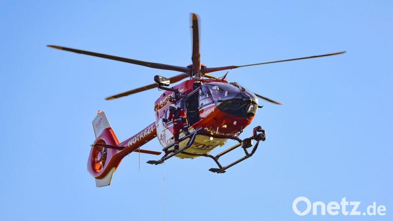 Der verletzte Forstarbeiter wurde ins Krankenhaus geflogen. (Symbolbild) Bild: Christoph Reichwein/dpa