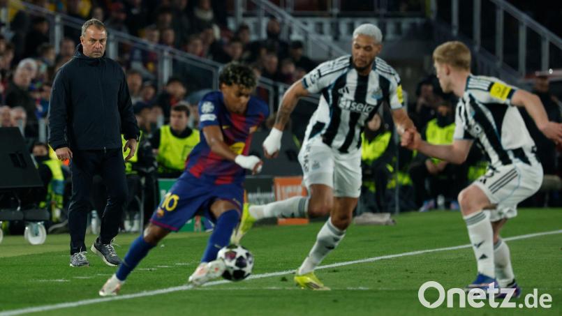 Hansi Flick beobachtet mit Lamine Yamal einen seiner Offensivstars. Bild: Joan Monfort/AP/dpa