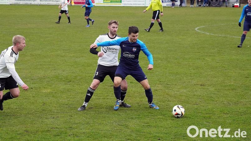 Im Derby beim ASV Haidenaab zeigten Nico Lautner (blaues Trikot) und sein FC Vorbach eine gute Leistung. Gegen den Tabellenzweiten SpVgg Trabitz muss sich die Mannschaft von Trainer Markus Tusek aber noch einmal steigern. Bild: Masching