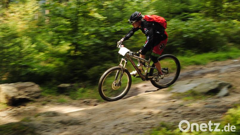 Ein Mountainbiker am Südhang des Ochsenkopfes bei einem Enduro-Rennen. Hier sollen bald mehr Mountainbiker auf mehr Strecken unterwegs sein. Bild: Archiv/Redaktion