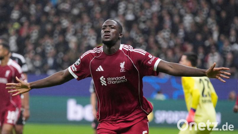 Ibrahima Konate sieht sich Hass-Attacken im Netz ausgesetzt. (Archivbild) Bild: Michael Probst/AP/dpa