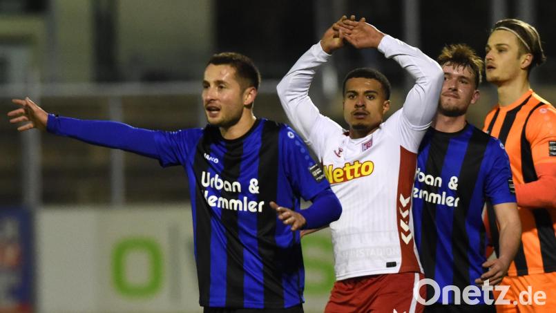 Warten auf den Eckball: Der Weidener Torschütze Moritz Zeitler (links) erledigte auch nach hinten seine Aufgaben vorbildlich. Bild: Gerhard Büttner