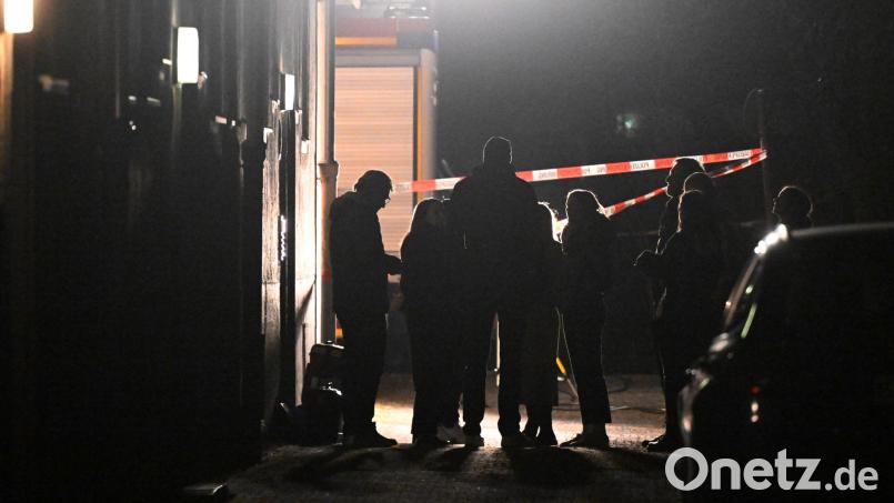 Polizeibeamte, Kriminalpolizei, Spurensicherung und Staatsanwaltschaft stehen vor einem Haus, in dem eine Frau tot aufgefunden worden war. Bild: Felix Hörhager/dpa