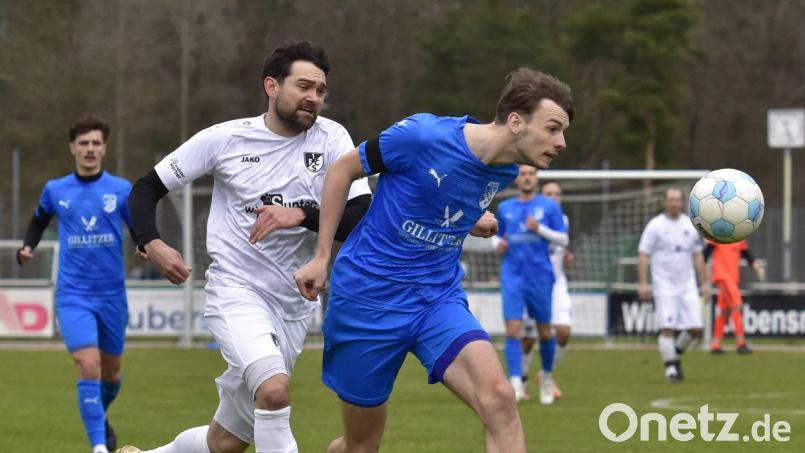 Maximilian Ferstl (weißes Trikot) verlor zuletzt gegen den SV Schwarzhofen (rechts Bastian Hägler) mit 3:4. Ferstl fällt jetzt auch noch verletzt aus. Schwarzenfeld muss am Sonntag beim FC Pielenhofen ran, Schwarzhofen empfängt den TV Parsberg. Archivbild: Hans Mark