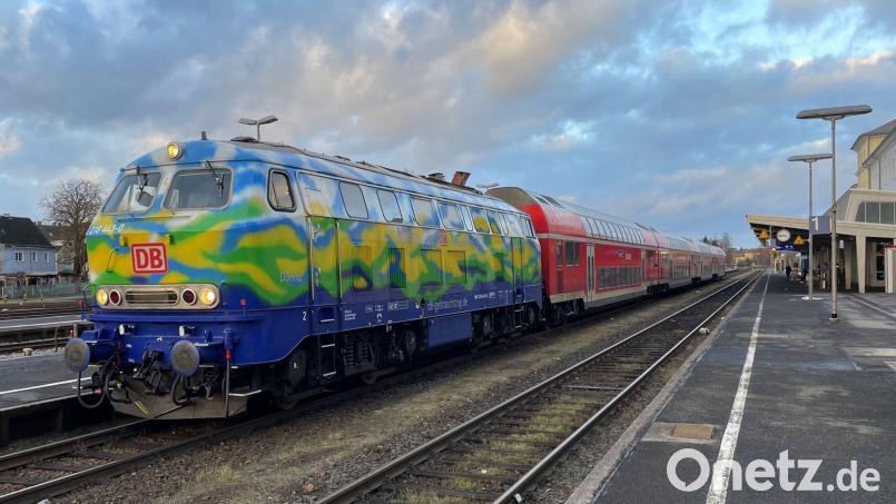 Als die DB-Regio die Strecke im Dezember 2023 übernommen hatte, war sogar eine Lok der Baureihe 218 in Speziallackierung utnerwegs. Inzwischen ist der Lack in jeder Beziehung ab. Archivbild: Alexander Rädle