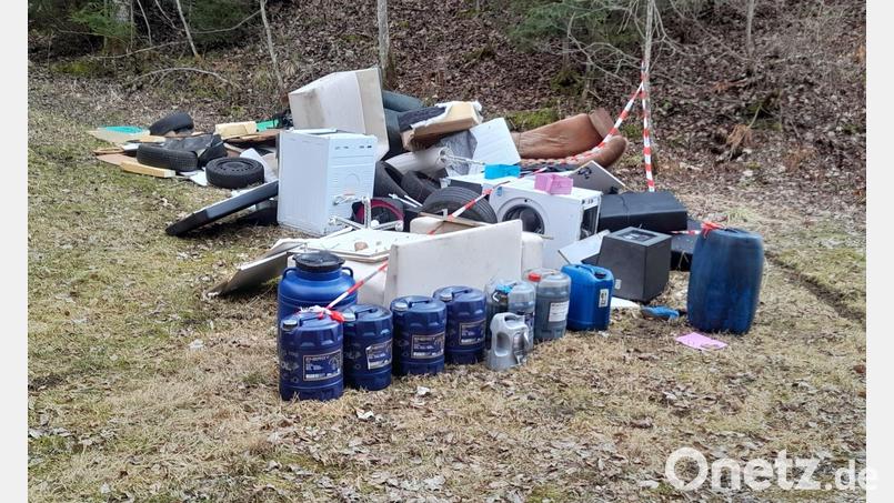 Der riesige Müllberg wurde in einem Wald abgeladen Bild: -/Polizeipräsidium Ulm/dpa