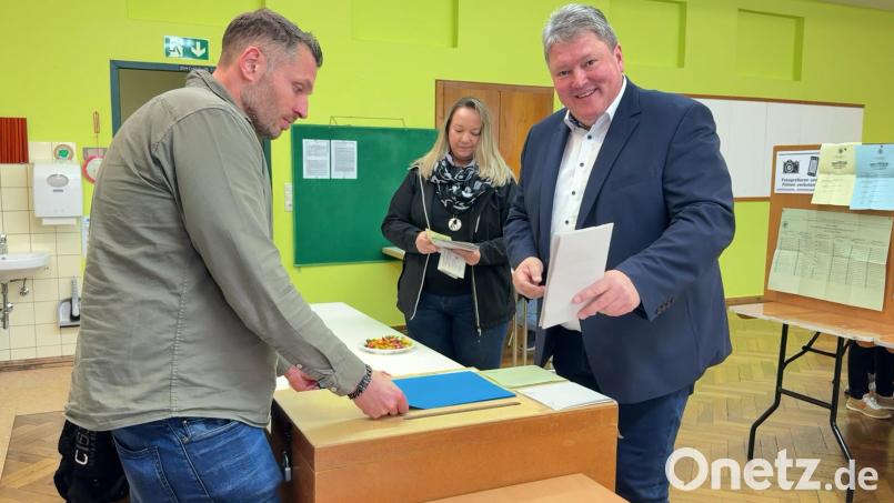 Bernhard Schmidt (Freie Wähler) bei der Stimmabgabe in Erbendorf. Etwas über zehn Prozentpunkte haben ihm gefehlt, um bereits am vergangenen Sonntag Bürgermeister zu werden. Bild: Roland Wellenhoefer