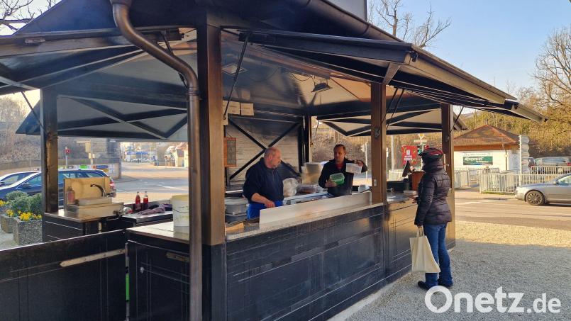 Die meisten Kunden kämen, um Essen mitzunehmen, heißt es vom Kreuzerwirt-Personal. Im Biergarten unter den alten Obst- und Kastanienbäume sitzen in diesen Tagen nur wenige – vielen sind die Temperaturen noch zu frisch. Bild: Tobias Gräf