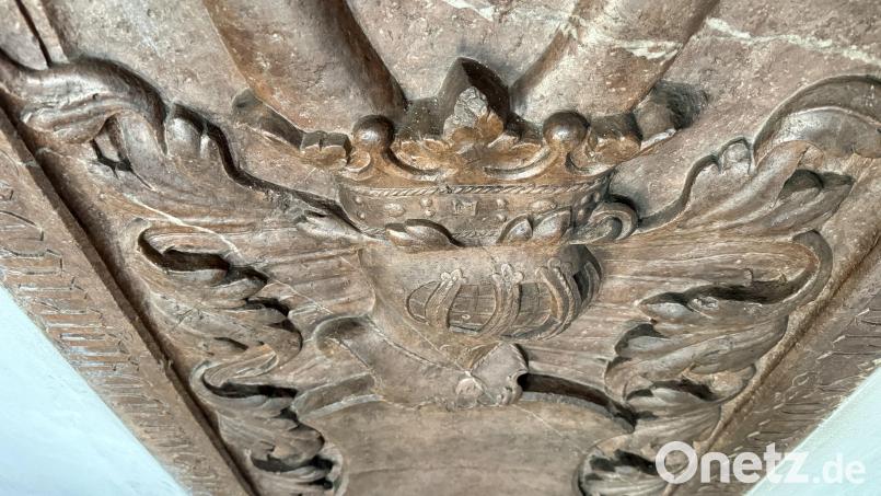 Die Grabplatte des letzten Adelsherrn von Freudenberg, Hans II. von Freudenberg, an der linken Seitenwand der Wutschdorfer Pfarrkirche. Bild: gri