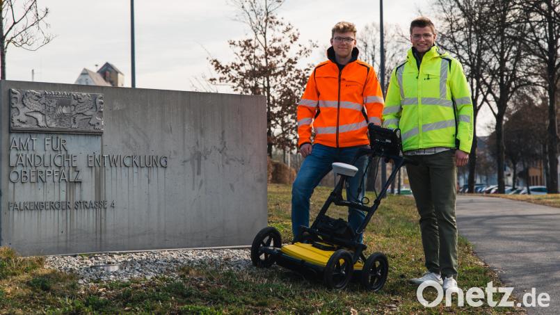 Die beiden dualen Studenten Lukas König und Jonas Müller (von links) stehen mit dem Bodenradar vor dem Amt für Ländliche Entwicklung in Tirschenreuth. Bild: David Rieß, ALE Oberpfalz