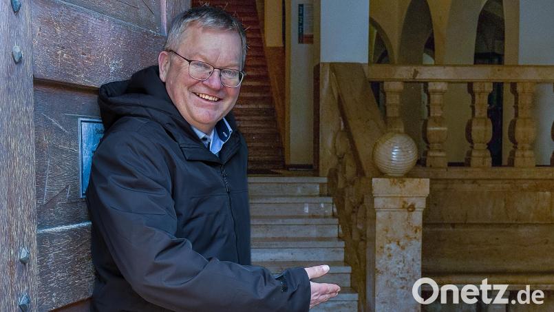 Hereinspaziert für den neuen Oberbürgermeister in das Amberger Rathaus. Michael Cerny erwartet seinen Nachfolger. Am 30. April wird der Neue vereidigt, dieser Tag wird der letzte Arbeitstag für Michael Cerny als Oberbürgermeister in Amberg sein. Bild: Stephan Huber