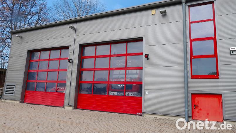 Noch in diesem Jahr soll ein Um- und Anbau an das Friedenfelser Feuerwehrhaus verwirklicht werden. Die dringend notwendige geschlechtergetrennte Erweiterung wird an der Westseite realisiert. An der Ostseite (Bild) ändert sich durch die Maßnahme nichts. Bild: bsc