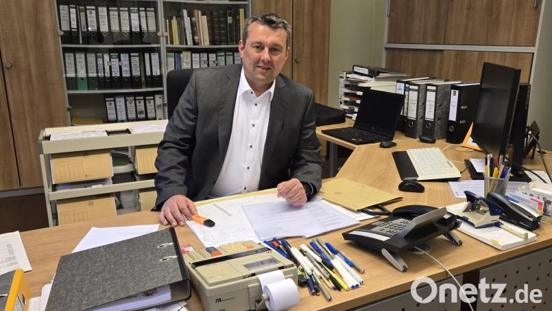 Christian Hebert an seinem künftigen Schreibtisch im Rathaus in Bad Neualbenreuth: Der 49-jährige Banker tritt im Mai das Amt des Bürgermeisters in der Marktgemeinde an. Bild: lnz