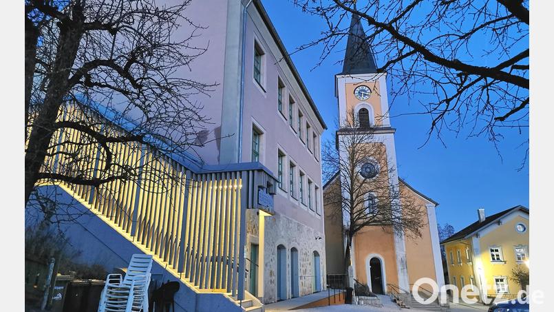Die Gemeindekanzlei Thanstein befindet sich im Bürgerhaus (links). Wer hier künftig das Bürgermeister-Büro bezieht, ist noch völlig offen. Im Juni wird die Bürgermeisterwahl wiederholt. Archivbild: Portner