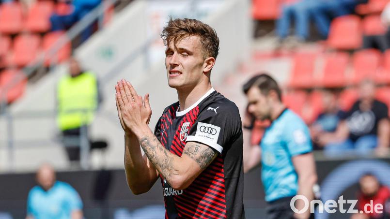 Dennis Eckert Ayensa ist in den Kader der iranischen Fußball-Nationalmannschaft berufen worden. Bild: Daniel Löb/dpa
