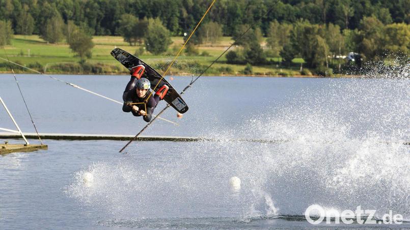 Auch Wakeboarding gehört zum Ferienprogramm der Stadt Schwandorf. Archivbild: Clemens Hösamer