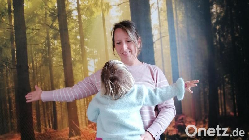 Tabitha Leenman übt schon mal mit ihrer Jüngsten am Gymnastikball. Bild: Joachim Ziegeler