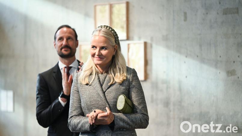 Halten zusammen: Kronprinzessin Mette-Marit (r) und Kronprinz Haakon (l). (Archivbild) Bild: Jens Kalaene/dpa