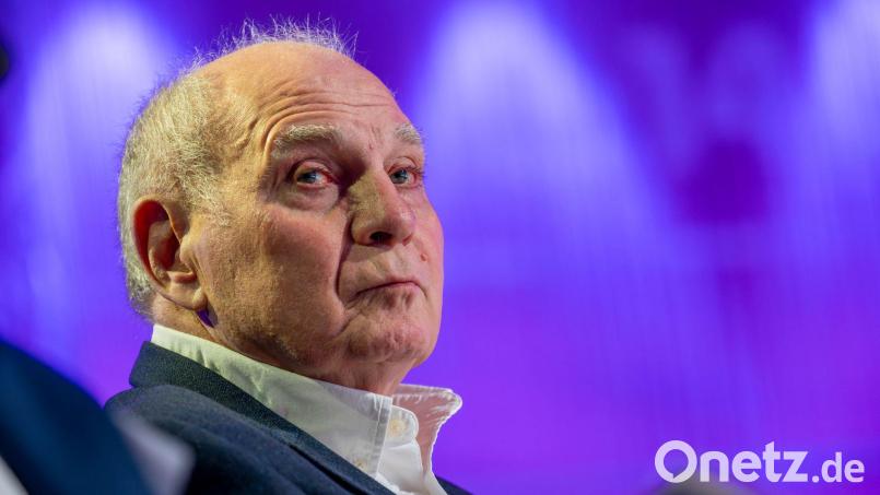 Bayerns Ehrenpräsident Uli Hoeneß rät dem Fußball-Bundesligisten Eintracht Frankfurt, seine Stars langfristig zu binden. (Archivbild) Bild: Peter Kneffel/dpa