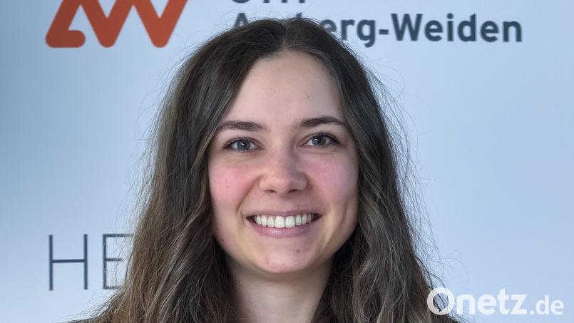 Leonie Ullrich (27) aus Weiden studiert "Education and Technology" an der OTH Amberg und pendelt für ihr Studium. Bild: Stephan Huber