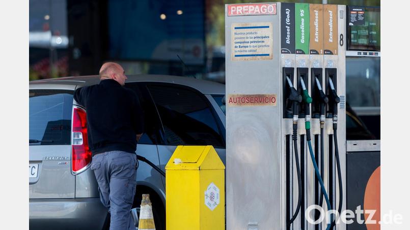 Spaniens Regierung will den Anstieg der Benzin- und Dieselpreise an den Zapfsäulen durch eine Senkung der Mehrwertsteuer bremsen. (Archivbild) Bild: Alberto Ortega/EUROPA PRESS/dpa