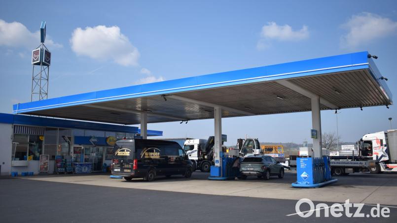 Die Kundenfrequenz an der Aral-Tankstelle an der A 93 bei Mitterteich sei radikal eingebrochen. Besonders an diesem Standort bemerkt Pächter Thomas Neugebauer, der auch bei Kulmbach und Bayreuth Tankstellen betreibt, dass Kunden lieber im Nachbarland Tschechien tanken. Bild: szl