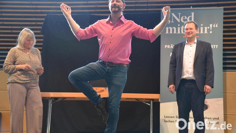 Kabarettist Tom Bauer (vorne), Kripobeamtin Anja Füßmann (links) und Bürgermeister Christian Porsch (rechts) zeigten bei der Veranstaltung "Ned mit mir" unter anderem beim Wunderheiler-Trick, wie Betrüger vorgehen. Bild: ak