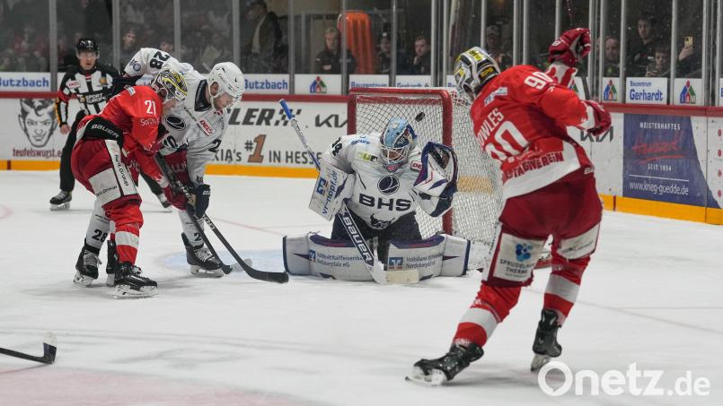 Nein, dieser Schuss schlug nicht im Weidener Tor ein: Bad Nauheims Parker Bowles (rechts) hämmerte die Scheibe am Weidener Goalie Michael McNiven vorbei an die Latte. Bild: A. Chuc