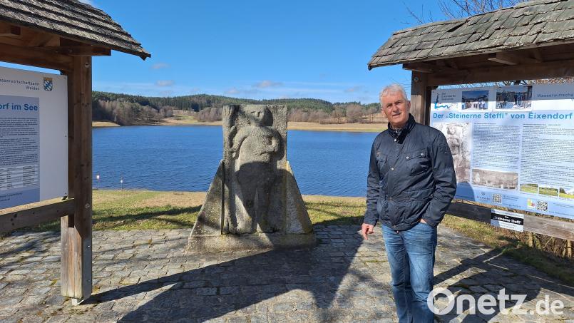 Am "Steinernen Steffl" erinnern Info-Tafeln an die Geschichte des Sees. Dass die Umsiedlung der Familien im Staubereich im Jubiläumsjahr nicht vergessen wird, dafür sorgt Walter Drexler. Bild: bl