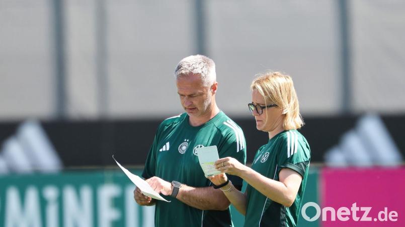 DFB-Chefcoach Christian Wück hat in Saskia Bartusiak (r) und Maren Meinert gleich zwei Co-Trainerinnen. (Archivbild) Bild: Daniel Löb/dpa