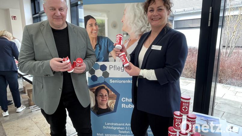 Seniorenbeauftragte Charlene Rubenbauer und Landrat Richard Reisinger mit den neuen Notfalldosen im Landkreis-Design. Bild: Christine Hollederer