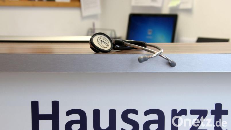 Die Hausärzte wollen, dass die Krankenkassen den Rotstift bei sich selbst ansetzen. (Archivbild) Bild: Stephan Jansen/dpa