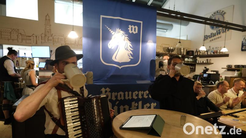 Das frisch gebraute Starkbier schmeckte auch den beiden Protagonisten. Bild: gsp