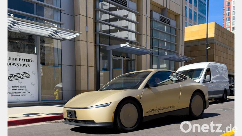 Auch Teslas geplantes Robotaxi ohne Lenkrad und Pedale soll nur mit Kameras als Sensoren auskommen. (Archivbild) Bild: Andrej Sokolow/dpa