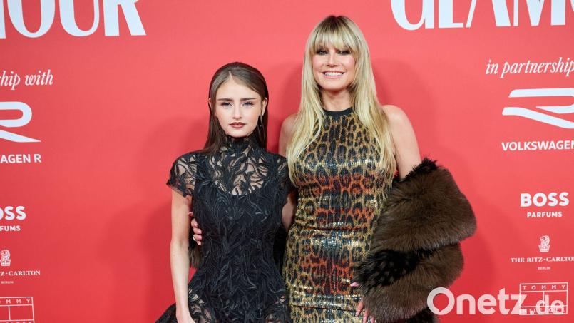 Heidi Klum steht neben ihrer Tochter Leni. (Archivbild) Bild: Annette Riedl/dpa