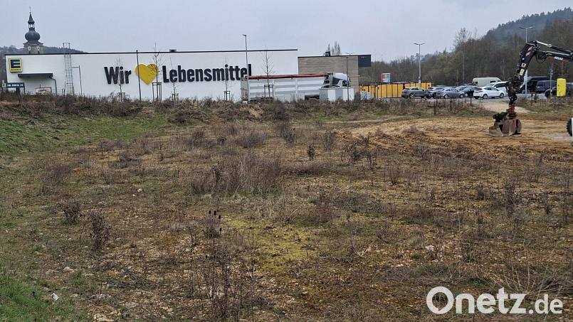 Auf dem Gelände neben dem Edeka-Markt sollen laut Bauvoranfrage eine Werkstatt mit Büro- und Sozialräumen, Waschhalle und SB-Waschplätze entstehen. Bild: tra
