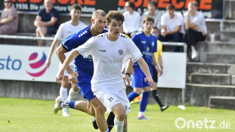 Alexander Moratz (vorne) erzielte den Siegtreffer für die DJK Gebenbach. Archivbild: Hubert Ziegler