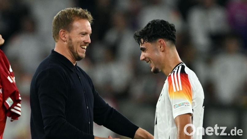 Bundestrainer Julian Nagelsmann setzt auf Aleksandar Pavlovic (r) im WM-Jahr. (Archivbild) Bild: Federico Gambarini/dpa