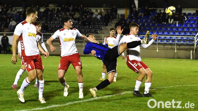 Christoph Fenninger sorgt für Gefahr vor dem gegnerischen Tor: Die SpVgg SV Weiden bezwang die U21 des SSV Jahn Regensburg am Freitagabend mit 1:0. Bild: Gerhard Büttner