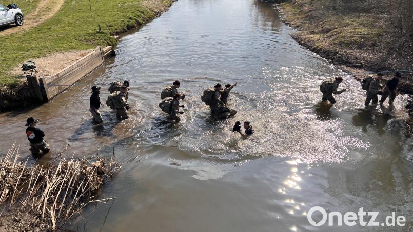 Die Durchquerung der eisigen Vils an der Brücke in Hahnbach hatte es in sich. Nicht wenige der Soldaten nahmen dabei ein Vollbad. Bild: mma