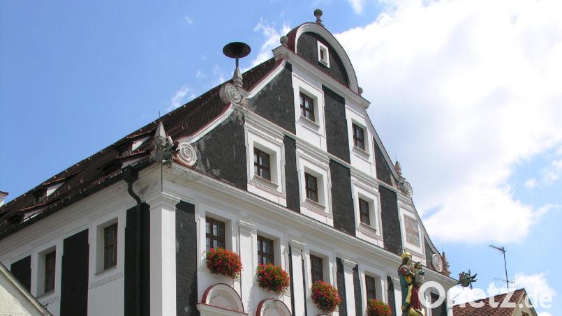 Der Marktgemeinderat hätte gerne auf dem Dach des Rathauses eine Fotovoltaikanlage errichtet. Doch vom Landesamt für Denkmalpflege wartet man noch auf die denkmalschutzrechtliche Genehmigung für den Wunsch der Hohenburger. Bild: bö