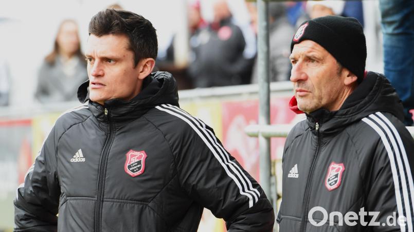 Eine enttäuschende Leistung ihrer Mannschaft sahen die SC-Trainer Benjamin Urban (links) und Stefan Grünbauer. Archivbild: Gerhard Büttner