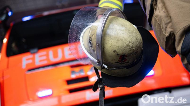 Die Feuerwehr löscht das Feuer im Dachstuhl eines Wohnhauses. (Symbolbild) Bild: Marijan Murat/dpa