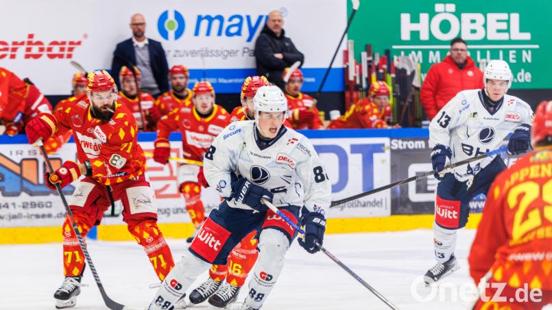 Noah Samanski umringt von Spielern des ESV Kaufbeuren. Ab Gründonnerstag beginnt die finale Play-down-Serie der Blue Devils Weiden gegen den ESV Kaufbeuren. Archivbild: Werner Moller